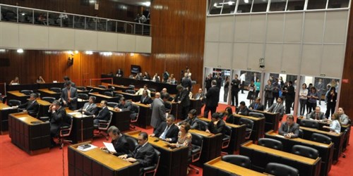 Deputados votam projeto que altera cargos de juízes Deputados votam projeto que altera cargos de juízes